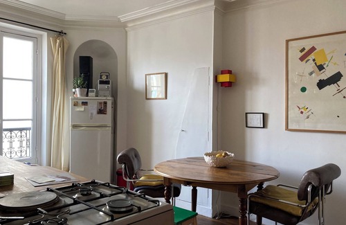 Belleville Apartment | Logement Arty Lumineux et Inspirant