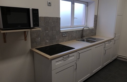 Lommel Hotel | Lommel inn, free wifi, 7/24 check inn, sat tv, free parking, 4 people