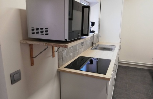 Lommel Hotel | Lommel inn, free wifi, 7/24 check inn, sat tv, free parking, 4 people