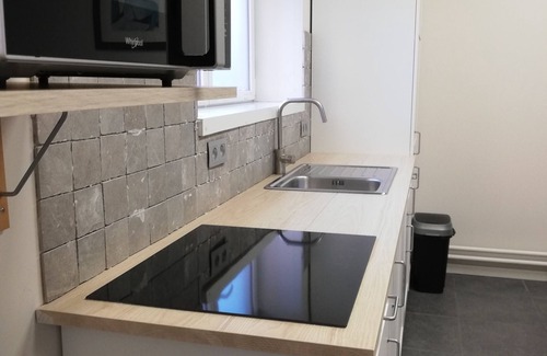 Lommel Hotel | Lommel inn, free wifi, 7/24 check inn, sat tv, free parking, 4 people