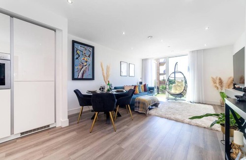 Yiewsley Apartment | London Heathrow Skyline Deluxe 2bd Condo