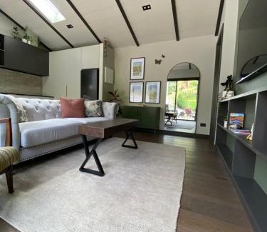 Hamilton North Apartment | Long Dog Studio - Central city