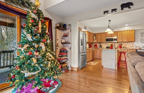 Maggie Valley House | Long- & Short-Range Views/King Beds/Fireplace/Fire Table/Game Room