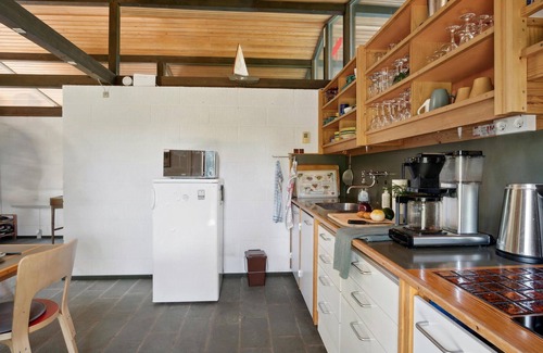 Frolunde House | Look forward to vacationing in this inviting cottage near the beach.