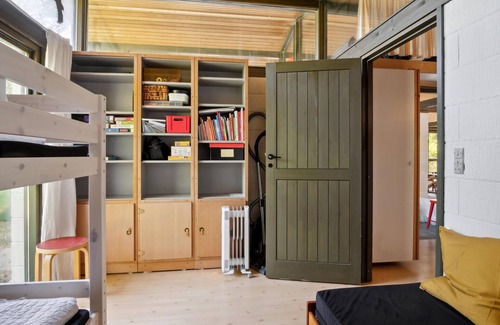 Frolunde House | Look forward to vacationing in this inviting cottage near the beach.