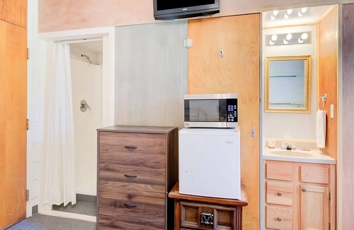 Drumright House | Look No Further! 4 Posh Units, Free Parking, Pets Allowed, Near Tidewater Winery