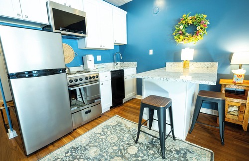 Lincoln Condo | Loon's Edge Retreat -Recently Renovated, Ski, Hike, Mountain views, Pool/hot tub