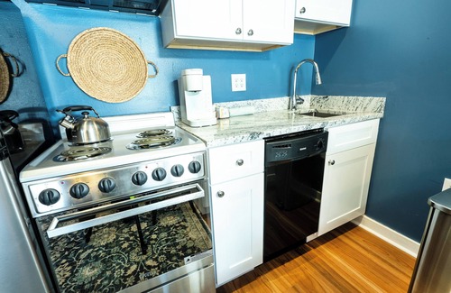 Lincoln Condo | Loon's Edge Retreat -Recently Renovated, Ski, Hike, Mountain views, Pool/hot tub