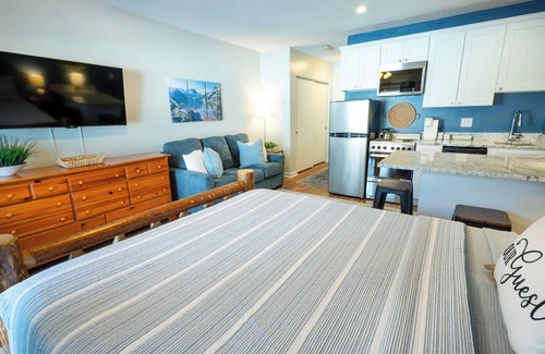 Lincoln Condo | Loon's Edge Retreat -Recently Renovated, Ski, Hike, Mountain views, Pool/hot tub