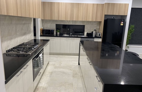 Mickleham House | LOTUS VILLA FREE WI-FI - CLOSE TO THE AIRPORT