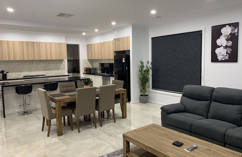 Mickleham House | LOTUS VILLA FREE WI-FI - CLOSE TO THE AIRPORT