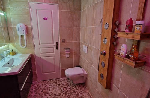 Chateauroux Bed & Breakfast | love room with private spa