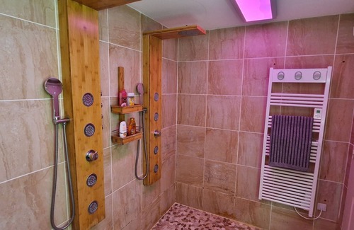 Chateauroux Bed & Breakfast | love room with private spa