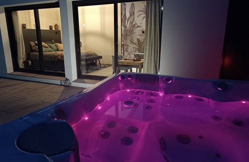 Vincey House | lovebirds.spa Brand new poolhouse with spa