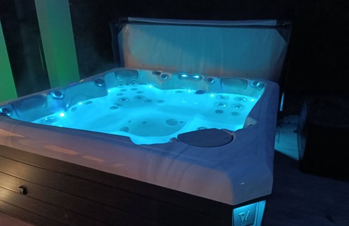 Vincey House | lovebirds.spa Brand new poolhouse with spa