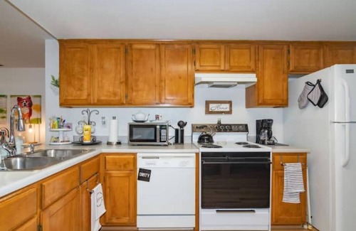 Medford House | Lovely 2 bdrm, 2 bath, backyard, garage & parking