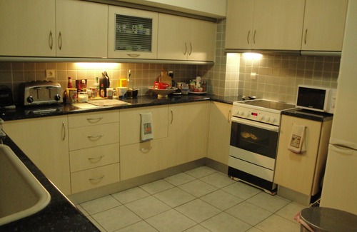 Saronida Apartment | Lovely 2-bed Apt with patio 5 mins to the Beach Family friendlyAptFenced garden