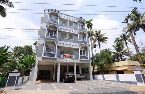 Alwaye Apartment | Lovely 2BR Apt Near Rajagiri Hospital, Lift Access, FREE Breakfast