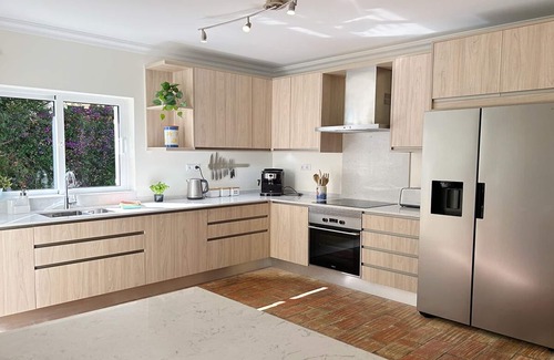 Albardeira House | Lovely 4 Bedroom Villa w/Private Pool, Close to Beach & Golf course, Wifi, A/C