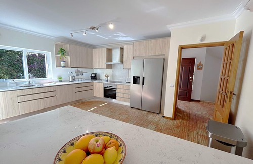 Albardeira House | Lovely 4 Bedroom Villa w/Private Pool, Close to Beach & Golf course, Wifi, A/C