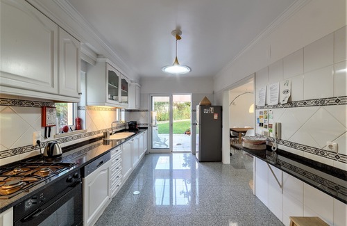 Charneca de Caparica e Sobreda Villa | Lovely 5 bedroom villa in golf resort, next to fantastic beaches