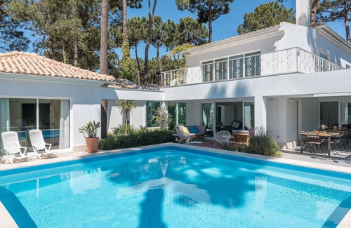 Charneca de Caparica e Sobreda Villa | Lovely 5 bedroom villa in golf resort, next to fantastic beaches