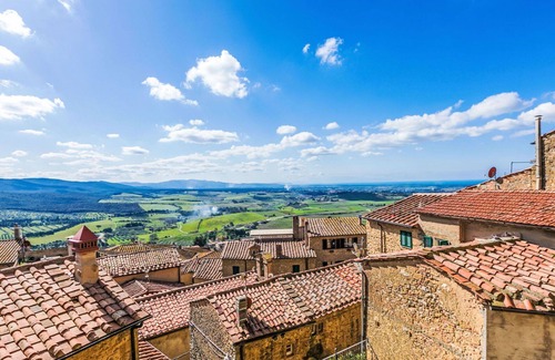 Casale Marittimo Apartment | Lovely apartment for 6 people with WIFI, pool, TV, patio and pets allowed
