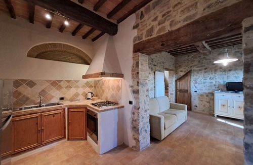 Poggibonsi Apartment | Lovely apartment for 6 people with pool, WIFI, A/C, TV and panoramic view, close to San Gimignano