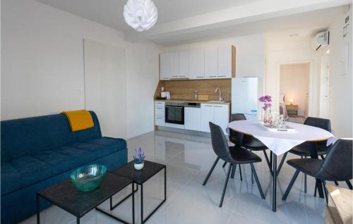 Komarna Apartment | Lovely Apartment In Komarna With Wifi