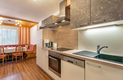 Arriach Villa | Lovely apartment in villa for 9 guests with WIFI, TV and patio