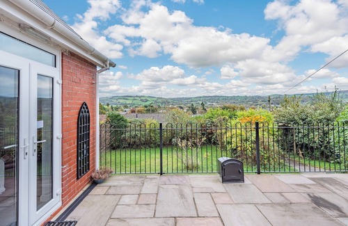 Lampeter Cottage | Lovely Bungalow in the Cambrian mountains with a private hot tub.