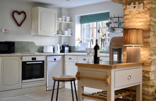 North Cerney Cottage | Lovely dog-friendly 2-bed cottage in Cotswold village with pub