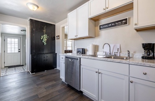 Cody Cottage | Lovely DOWNTOWN CODY: Salsbury Corner Cottage