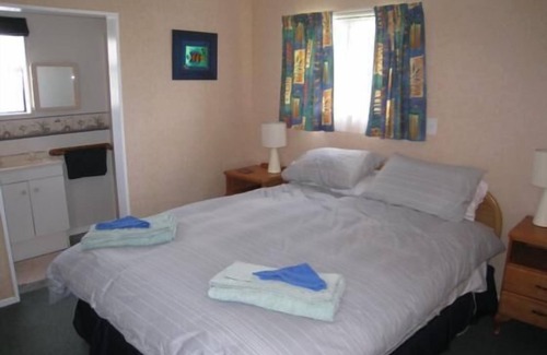 Waiotahi Bed & Breakfast | Lovely free-standing farm cottage