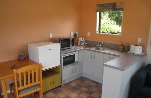 Waiotahi Bed & Breakfast | Lovely free-standing farm cottage
