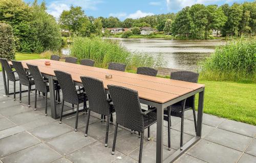 Vlagtwedde House | Lovely Home In Vlagtwedde With Kitchen