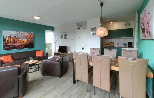 Vlagtwedde House | Lovely Home In Vlagtwedde With Kitchen