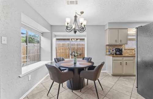 Barker House | Lovely home - Workspaces - King Bed - Fast WiFi