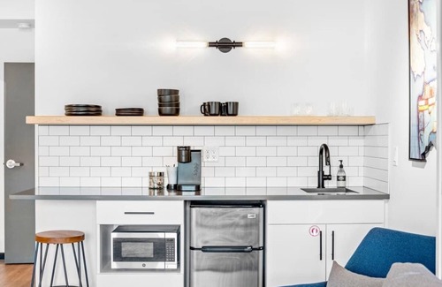 West Central Apartment | Lovely loft close to Kendall Yards Suite-2