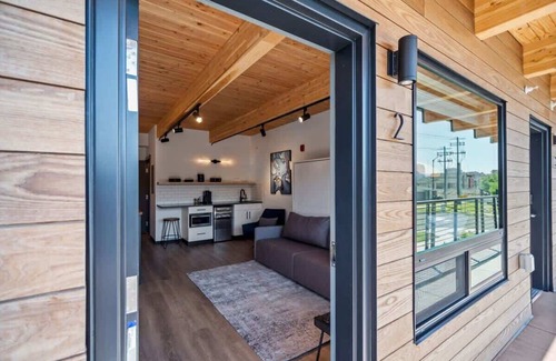 West Central Apartment | Lovely loft close to Kendall Yards Suite-2