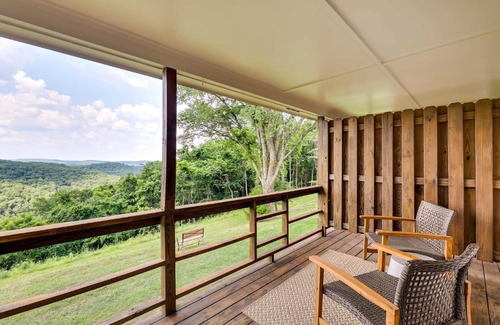 Eureka Springs Apartment | Lovely Ozarks Cabin Rental about 5 Mi to Beaver Lake!