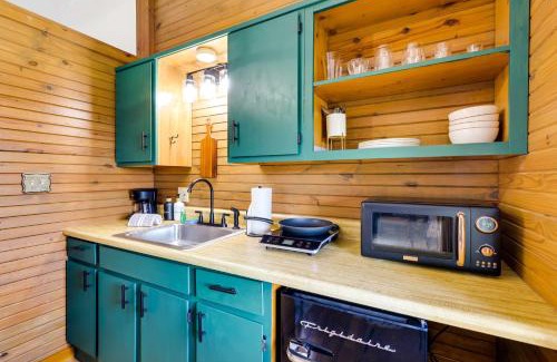 Eureka Springs Apartment | Lovely Ozarks Cabin Rental about 5 Mi to Beaver Lake!