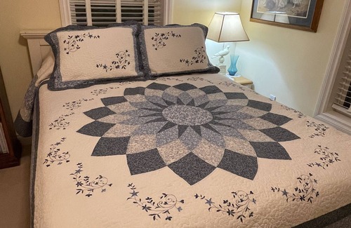 Moscow Bed & Breakfast | Lovely queen room on quiet alpaca farm for 1-2 guests.