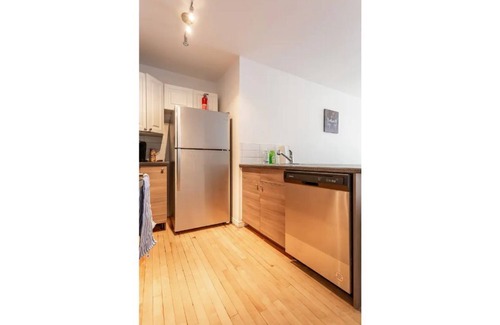 Francois-Perrault Apartment | LOVELY RENTAL UNIT ⭐️ BALCONY⭐️ HIGHWAY 40