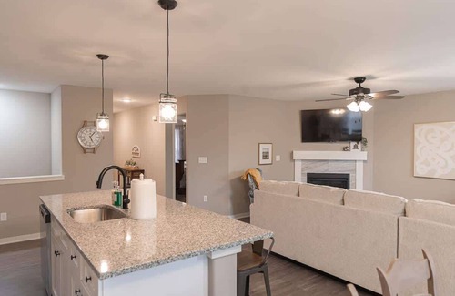 Loves Park House | Loves Park House: 2BR, Office, King Bed Near Attractions!