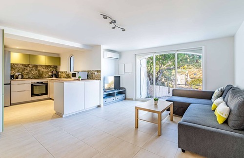 Saint-Mandrier-sur-Mer Apartment | Lower villa refurbished, air conditioning and terrace with sea view