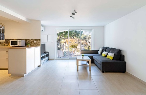 Saint-Mandrier-sur-Mer Apartment | Lower villa refurbished, air conditioning and terrace with sea view