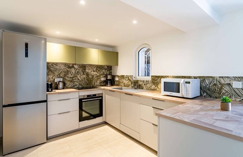 Saint-Mandrier-sur-Mer Apartment | Lower villa refurbished, air conditioning and terrace with sea view