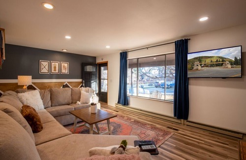 Durango West House | Luck Lodge: Spacious 5br 10m from Main Street with Hot Tub