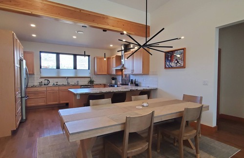 Winthrop House | Lucky Star Cabin, A Mountain Modern Winthrop home on the Methow Trails system!